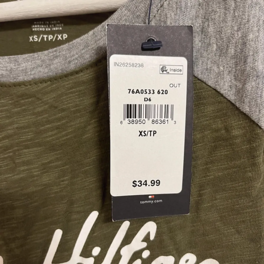Tommy Hilfiger T-shirt i färgen khaki och grå. Helt ny och oanvänd med prislappen kvar på. Nypris 364 kr ungefär! . T-shirts.