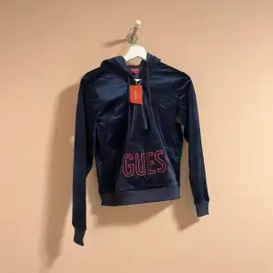 Helt ny Guess hoodie i sammet med prislappen kvar på! Nypris 469 kr! Marinblå med röda detaljer
