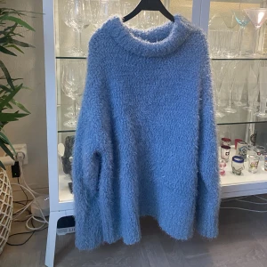 Blå mysig tröja  - Blå mjuk fluffig tröja, har inte kommit till användning. Från Lindex storlek M/L oversized och mysig. 