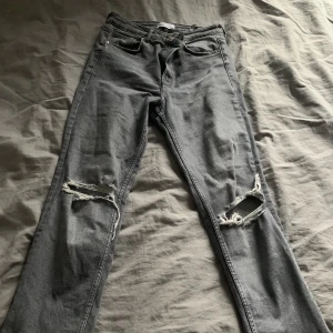 Zara Jeans - Grå jeans från Zara med hål på knäna. Köpta för ca 3år sedan men använda 2 gånger och säljer då de inte passar.