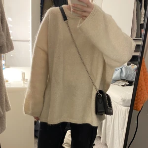 Svart axelremsväska - Svart väska med silvriga detaljer. Lite missfärgad på några ställen på kedjan men inget man tänker på