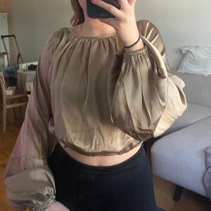 Festtop  - Champagnefärgad top från nakd🤗