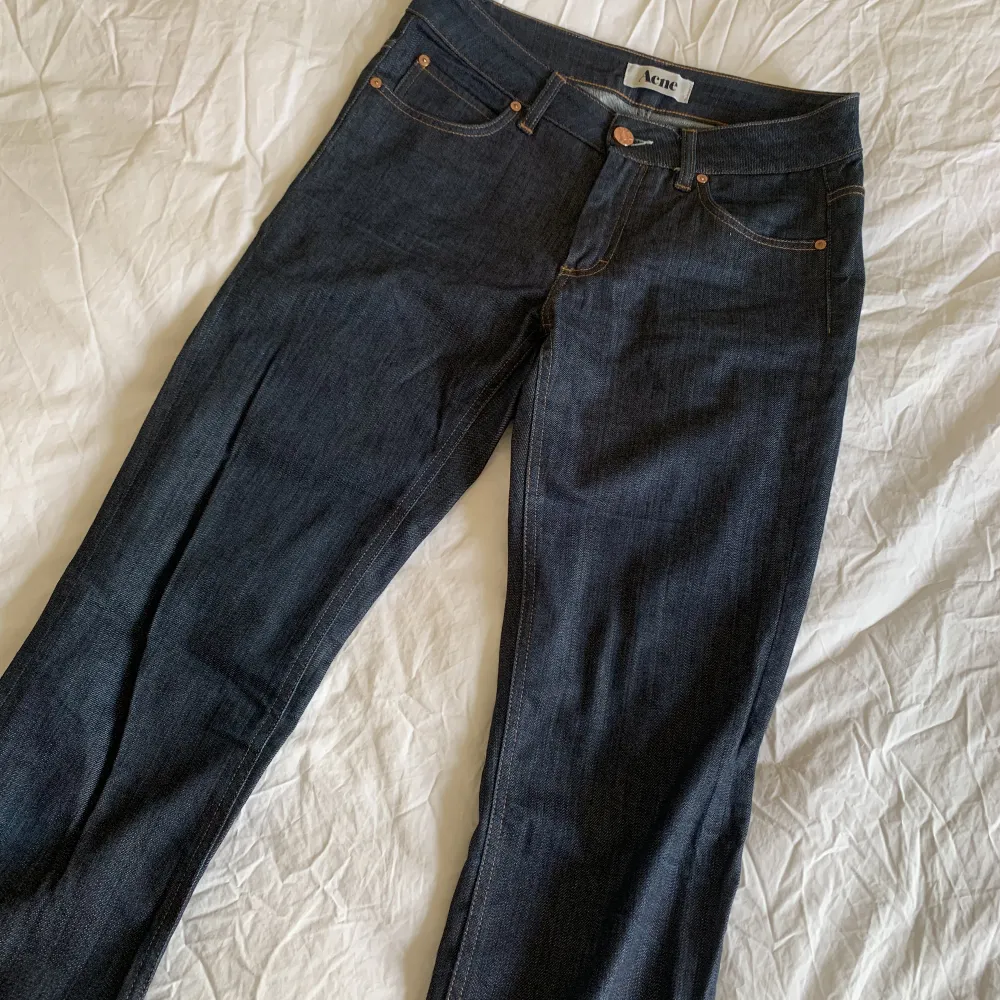 Fina Acne jeans i modellen HEX DC i storlek 29/34. Dom är i fint skick utan några hål, bara små små slitningar på en söm. Säjer för 500kr :). Jeans & Byxor.