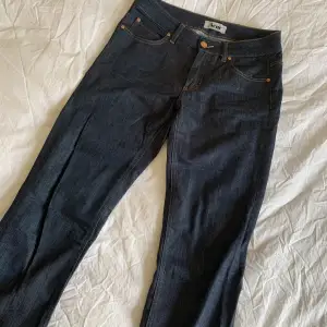 Fina Acne jeans i modellen HEX DC i storlek 29/34. Dom är i fint skick utan några hål, bara små små slitningar på en söm. Säjer för 500kr :)