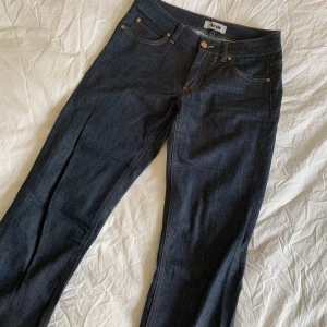 Acne HEX DC jeans 29/34 - Fina Acne jeans i modellen HEX DC i storlek 29/34. Dom är i fint skick utan några hål, bara små små slitningar på en söm. Säjer för 500kr :)
