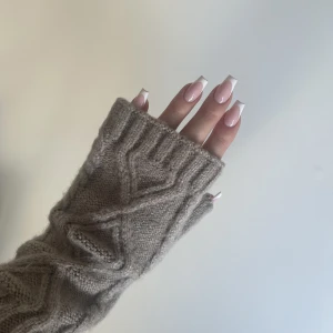 Vantar - Säljer dessa oanvända jättesöta beige vantar, etiketten är fortfarande kvar. Onesize🤍