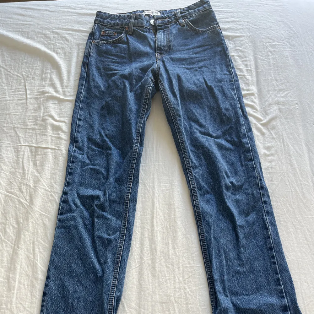 Low waist straight jeans från pull and bear i väldigt bra skick, använda ca 3/4 ggr i strl 32, säker då de inte kommer till användning . Jeans & Byxor.