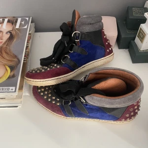 Sandro skor - Ascoola sneakers från Sandro med nitar!!