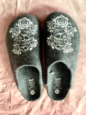 Filttofflor från EMP St 40 - Fina oanvända varma filttofflor från EMP rock store. Nypris 399kr