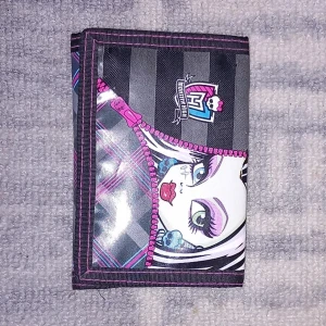 Monster high plånbok - Plånboken är i väldigt bra skick. Har haft den i flera år men tyvärr aldrig använt den så då kan någon annan göra det istället!
