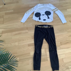Pyjamas  - Denna Pyjamas är köpt från H&M och är ganska använd. Det står MICKEY på armen och på byxorna högst upp runt midjan. 10-12år storlek 146/152