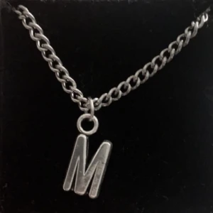 Halsband - Snyggt bokstavs halsband, finns i fler bokstäver.  Köp för 250kr