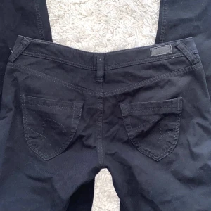 Lågmidjade Jeans svarta - Säljer dessa jeans eftersom de inte har kommigt till någon använding, jag är 1,65 och brukar bära S-M på jeans. Använd köp nu💗