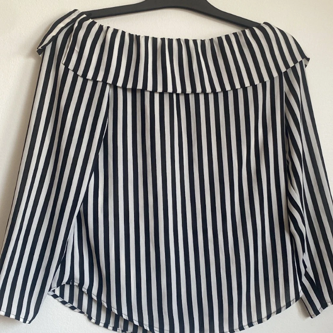 Svartvit randig tröja