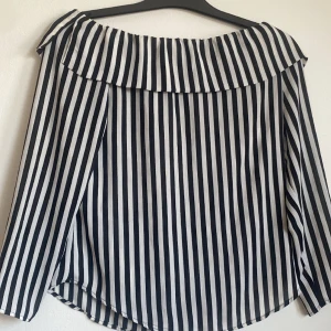 Svartvit randig tröja - Storlek 34