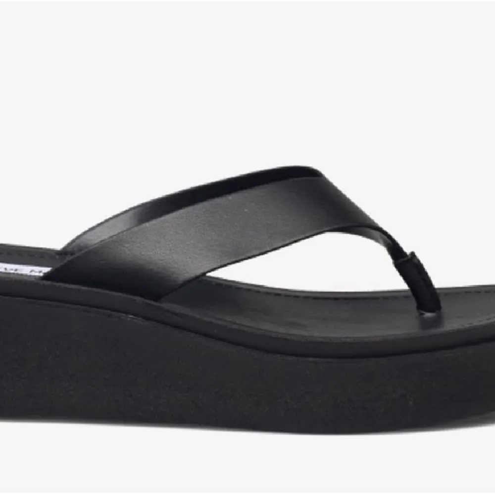 Ett par super fina platåsandaler från Steve madden i strlk 36 men skulle även passa 37! Köptes för 799kr. Nyskick ! (Står inte för frakten). Skor.