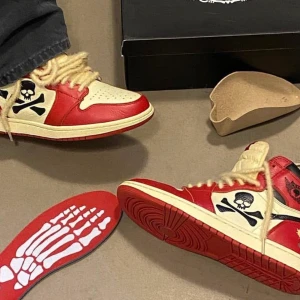 Ejjnar skull 1s - Ett par skitfeta Bootleg 1:or från ejjnar. Dessa går knappt att hitta. Retail låg på 3000kr. Loggan har flagnat lite men annars dunder skick. Storlek 42,5 men passar typ 43