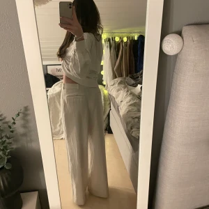 Linnebyxor/kostymbyxor  - Midwaist linnebyxor/kostymbyxor från zara i storlek M men passar även mig som oftast när S🌟 Säljer då dom inte kommer till använding längre😔 Hör av dig vid intresse!💓