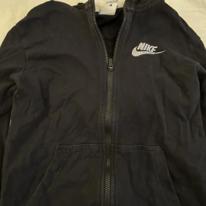 Nike zip up - Nike zipup storlek L junior. Den är ganska stretchig så skulle passa någon med xxs, xs och S. Säljer för att den är för kort i armarna för mig💞