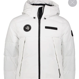 Sail racing jacka - Säljer nu min sailracing jacka då den har blivit för liten för mig.  Den är jätte varm, den är i längre modell. Den är bara två små fläckar som knappt syns men dom går säker bort med fläckborttagning! Storlek L men passar även dig som bär M ❤️