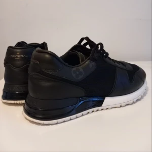 Louis Vuitton Run Away sneakers - Välskötta LV sneakers i storlek 40.5. Skorna är i fint skick, köpta på LV butiken i Stockholm. Nypris 8250:-  Allt medföljer, kvitto,extra snören osv förutom lådan. 