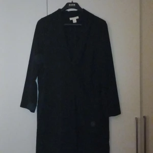 Fin långkavaj  - Väldigt fin och enkel kavaj från hm fickor och bra passform