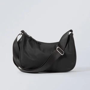 weekday svart axelremsväska - säljer denna fina axelremsväskan från weekday som tyvärr inte kommer till användning längre ❣️ knappt använd, köpt för 300 kr 