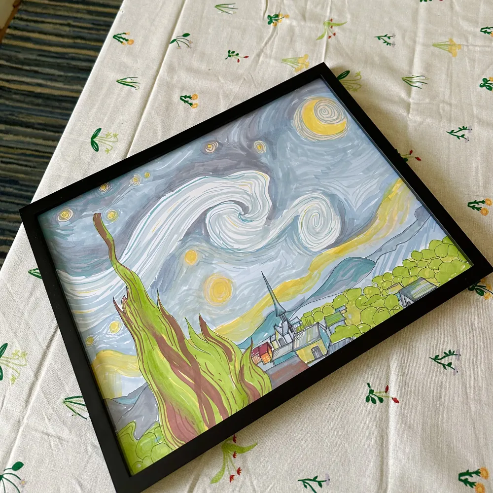 Jag har målade denna med tanke att göra Vincent van Gogh kända tavla. Fast jag valde att återskapa i ljusa färger. Ramen inkluderas med bilden såklart! Ramen kostade 120kr för sig själv. . Övrigt.