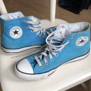 Blå Converse  - Blå converse i storlek 42,5! Väldigt fin färg som passar perfekt till en tråkig sommaroutfit! 