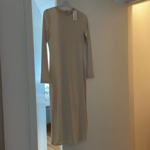 Stickad/ ribbad klänning - En fin oanvänd och elegant klänning från Nelly. Stolek M. Priset kan diskuteras 