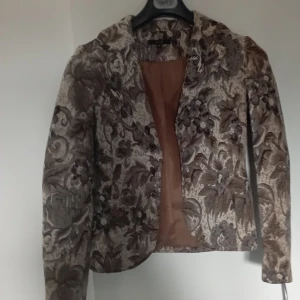 Kavaj  - Svart kavaj VeroModa str 38 lite använd 100 kr Ljus kavaj från Vila str small sparsamt använd 100 kr