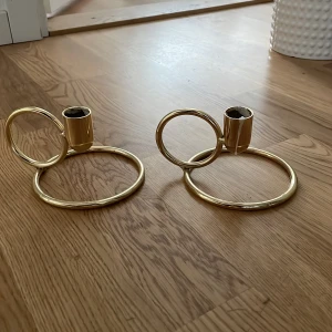 Ljusstakar  - Jättefina guldiga ljusstakar i fin form. Båda för 100 kr