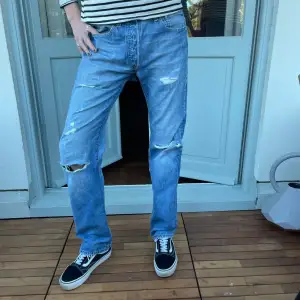 Säljer ett par Levis jeans som knappt är använda. Superbra skick och så snygga. Frakt tillkommer 