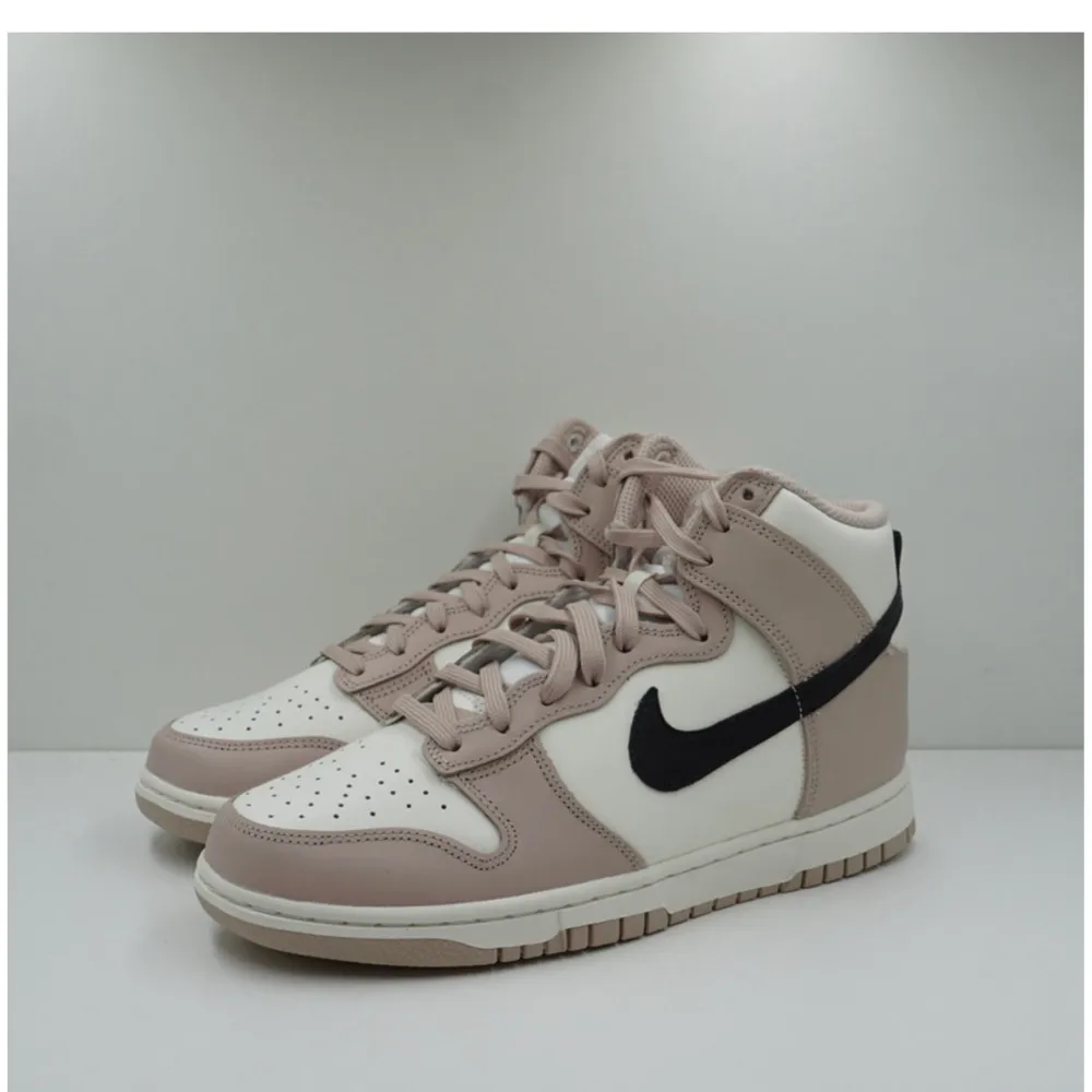 Säljer ett par Limited edition Nike dunk, kanske den finaste färg kombinationen?   Nypris över 4000:- kvitto finns!   I nyskick & enbart använda 1 timme . Skor.