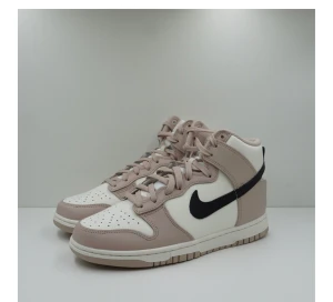 NIKE DUNK - Limited edition - Säljer ett par Limited edition Nike dunk, kanske den finaste färg kombinationen?   Nypris över 4000:- kvitto finns!   I nyskick & enbart använda 1 timme 