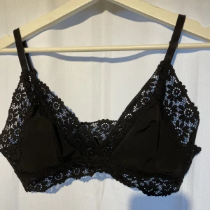 Spetts topp - Säljer spetts toppar då dom är försmå för mig. Finns en svart och en rosa/beige  Säljer en för 60kr+och båda för 100kr. Båda är i storlek S Står ej för frakten