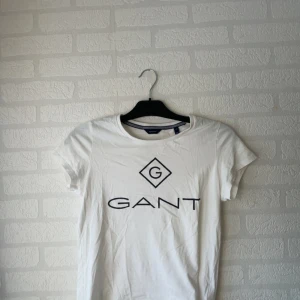 Äkta gant t-shirt - Säljer denna äkta gant tröja då jag växt ur denna, den är i otroligt bra skick 
