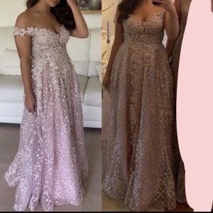 Rosa balklänning - En väldigt elegant balklänning. Använd endast i några timmar. Storlek 36 Köpt på Dressroom Göteborg, första ägare. Priset kan diskuteras 