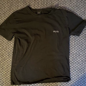 Hugo Boss t-shirt - Säljer den här schyssta t-shirten då jag inte riktigt använder den nu för tiden. Jättebra skick förutom att loggan skadats lite från någon tvättning troligtvis.