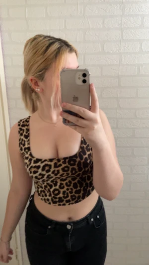 Leopard linne  - Säljer ett nästintill oanvänt leopard linne då jag inte använder de, linnet är ursprungligen ifrån SHEIN och kostar 85 kr i nypris 