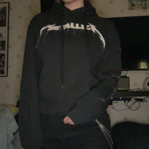 Säljer min fina Metallica hoodie då jag knappt fått någon användning av den då jag föredrar t-shirsts mer🖤Köptes från EMP för 599kr för ca 2år sedan så därför är priset lite högre än vanliga hoodies🖤Inga defekter vad jag ser🖤Unisex storlek🔗 SPÅRBAR FRAKT 