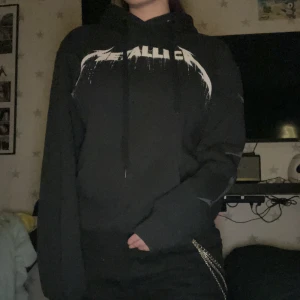 Metallica hoodie - Säljer min fina Metallica hoodie då jag knappt fått någon användning av den då jag föredrar t-shirsts mer🖤Köptes från EMP för 599kr för ca 2år sedan så därför är priset lite högre än vanliga hoodies🖤Inga defekter vad jag ser🖤Unisex storlek🔗 SPÅRBAR FRAKT 