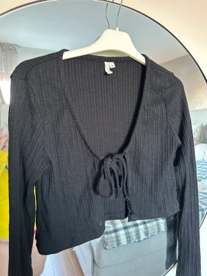 Knyttröja svart - Säljer min fina knyttröja från Nelly då den inte är min stil längre. Den är använd en gång så den är i princip som ny. Svart färg och stretchiga material. Storlek M. 