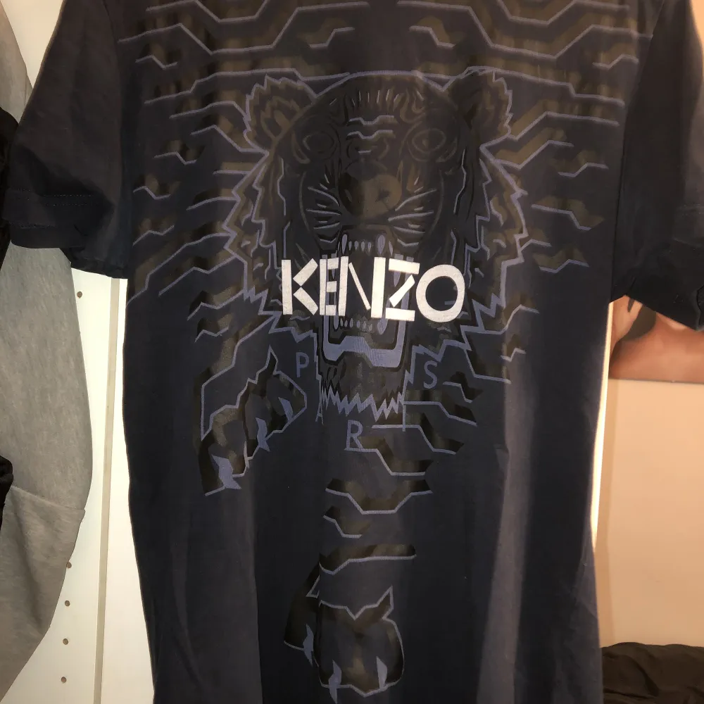 Kenzo tshirt till salu storlek S Perfekt skick inga fel alls. T-shirts.