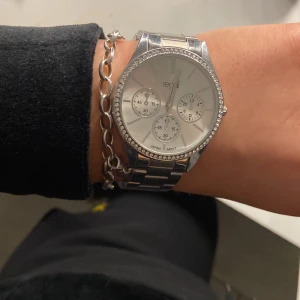 Klocka - Helt ny klocka ftån ur och penn som kostar 500kr ny, säljer den för 300kr kan sänka pris för snabb affär❤️