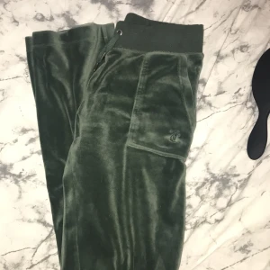 Gröna juicy 600kr - Gröna äkta juicy byxor storlek xs. Dom e använda några gånger men är i bra skick. Köptes i början av januari och inte alls mycket använda.