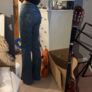 Flaire jeans  - Ett par flair jeans från HM. Jag har sytt in dem lite i midjan för dem var lite för stora med går lätt att sprätta upp stygnen och så är den som ny. 