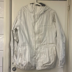 Burton vinterjacka  - Burton vinterjacka i storlek m i jättebra skick. Säljer pga att jag har en ny jacka. Vid snabbt köp så är priset diskuterbart. 