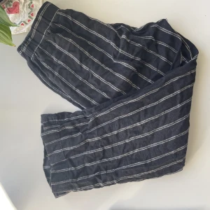 Randiga linnebyxor  - Randiga linnebyxor från Lindex. Luftiga och sköna 