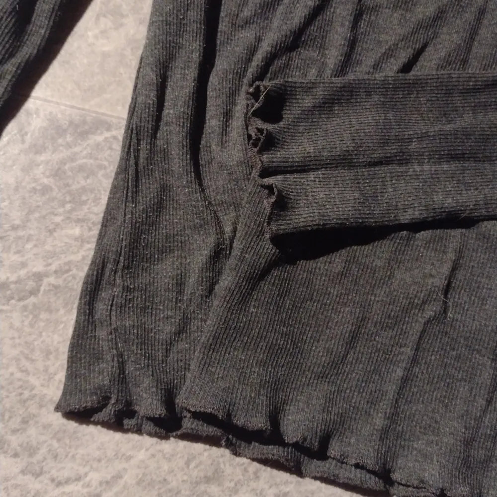 Tajt cotton tröja från hm. Kommer inte till användning längre. Bra skick, i strlk xs/146-152. Toppar.